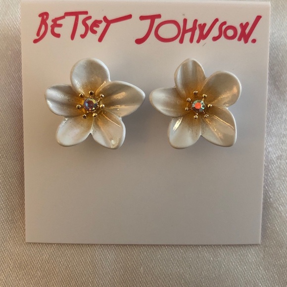 Betsey Johnson Gold Tone White Enamel Tropical Flower Stud Earrings NWT - Picture 10 of 12